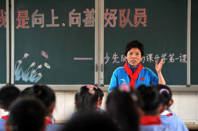 乔吉（海瑟·格拉汉姆 Heather Graham 饰）是一名独身的职场女性，同时也是两个孩子的妈妈。她迫于糊口的压力，疏忽了与孩子间的感情。一次偶尔的机遇，海瑟陪同本身的孩子往看郎朗的《梦幻飞琴》吹奏会，却被郎朗奇异的魔法吸进了片子的奇异世界，与片子男女小主人公一道，乘着这架“梦幻飞琴”跟着郎朗的琴声，伴着肖邦的音乐，飞到了伦敦、飞到了巴黎、飞到了维也纳、飞到了华沙……重温了音乐年夜师肖邦的感情过程……